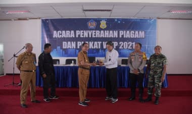 Pj Bupati Buton Terima Piagam dan Plakat WTP 2021