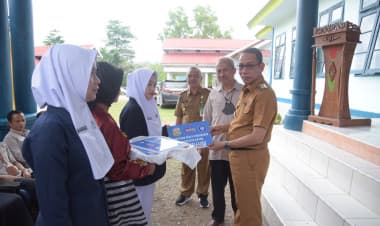Pemkab Buton Beri Bantuan Pendidikan Mahasiswa Poltekkes