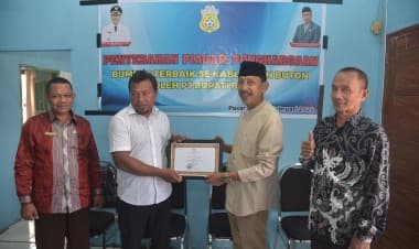 Pj Bupati Buton Berikan Penghargaan kepada Bumdes Takawa Mainawa