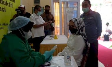 Kapolres Jadi Orang Pertama di Buton yang Divaksin Covid-19