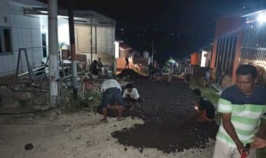 Tanpa Bantuan, Warga Perumahan Asri Wijaya II Patungan Beli Aspal dan Perbaiki Jalan