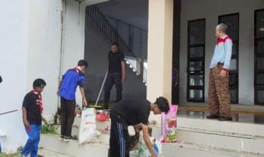 Jelang Ramadan, Pramuka Baubau Bersihkan Islamic Centre dan Sekitarnya