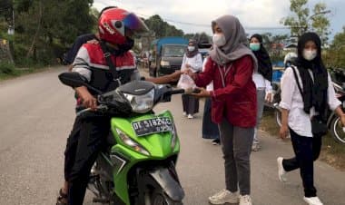 OSIS SMA Negeri 1 Pasarwajo Berbagi Takjil di Bulan Ramadhan