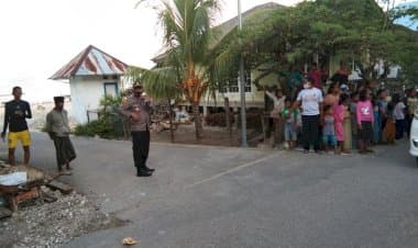 Kapolsek dan Kepala Puskesmas Wabula Turun ke Masyarakat Sosialisasikan Vaksin