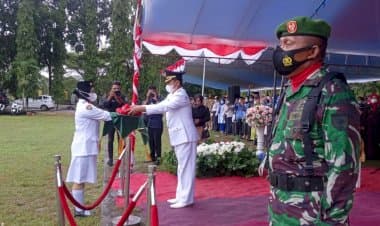 Meski Diguyur Hujan, Sang Saka Merah Putih Tetap Berkibar di Langit Buton