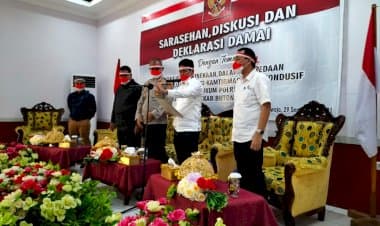 Disaksikan Tokoh Adat, Bupati La Bakry Pimpin Pembacaan Deklarasi Damai di Mapolres Buton