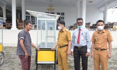 Bupati Buton Serahkan Bantuan CSR Bank Sultra Berupa Gerobak Dorong untuk Pedagang Kaki Lima