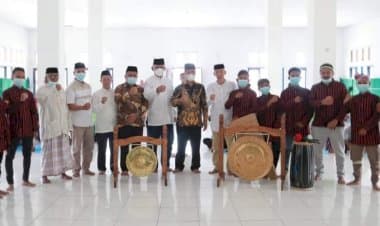 Hadiri Peringatan Isra Miraj di Lasalimu, Bupati Buton Beri Bantuan Pakaian Adat dan Alat Kesenian