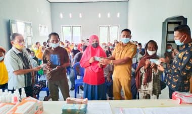 Pemdes Bajo Bahari Salurkan BLT-DD Triwulan II serta Masker dan Hand Sanitizer ke 97 KPM