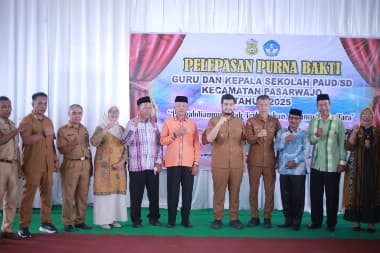 Bupati Buton Hadiri Pelepasan Purnabakti 6 Guru SD dan PAUD di Pasarwajo