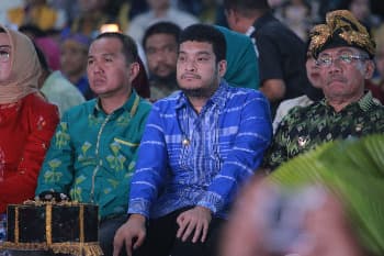 Bupati Buton Alvin Akawijaya Putra, S.H., menghadiri malam pembukaan peringatan Hari Ulang Tahun (HUT) ke-62 Provinsi Sulawesi Tenggara yang berlangsung meriah di Tugu Religi Eks MTQ Kendari, Jumat malam (24/04/2026). (Foto: Agung - Kominfo)