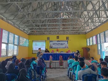 Kejaksaan Negeri (Kejari) Buton melalui Bidang Intelijen kembali melaksanakan program rutin Jaksa Masuk Sekolah (JMS). Kali ini, kegiatan dipusatkan di SMPN 8 Buton, Kabupaten Buton, Sulawesi Tenggara, pada Jumat, 17 April 2026 pukul 09.00 WITA. (Foto: Adli Bachmi - TakawaID)