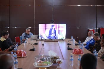 Bupati Buton Alvin Akawijaya Putra, S.H., menegaskan komitmennya dalam menjalankan roda pemerintahan yang bersih dan transparan. Hal tersebut disampaikan saat mengikuti Live Talk Show Pencegahan Korupsi bagi Pimpinan Daerah Tahun 2026 yang diselenggarakan oleh BPSDM Kementerian Dalam Negeri (Kemendagri), Kamis (16/04/2026). (Foto: Agung - Kominfo)