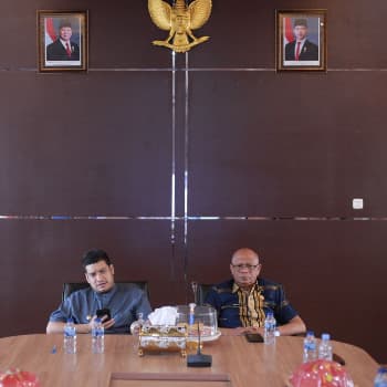 Bupati Buton Alvin Akawijaya Putra, S.H., menegaskan komitmennya dalam menjalankan roda pemerintahan yang bersih dan transparan. Hal tersebut disampaikan saat mengikuti Live Talk Show Pencegahan Korupsi bagi Pimpinan Daerah Tahun 2026 yang diselenggarakan oleh BPSDM Kementerian Dalam Negeri (Kemendagri), Kamis (16/04/2026). (Foto: Agung - Kominfo)