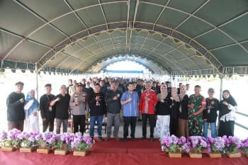 Foto bersama pada acara Festival  Transportasi Tradisional Pulau Buton(Koli-koli) di Teluk Barangka, Kecamatan Kapontori, Kabupaten Buton, Sulawesi Tenggara , Sabtu (18/04/2026). ( Foto : Iwan Darwin - Agung /Kominfo)