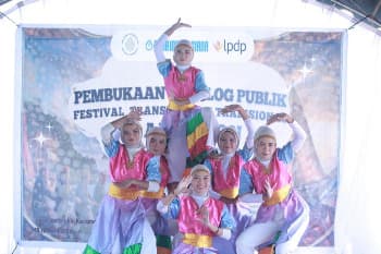 Penari pembuka pada acara Festival  Transportasi Tradisional Pulau Buton(Koli-koli) di Teluk Barangka, Kecamatan Kapontori, Kabupaten Buton, Sulawesi Tenggara , Sabtu (18/04/2026). ( Foto : Iwan Darwin - Agung /Kominfo)