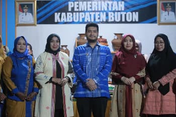 Bupati Buton Alvin Akawijaya Putra, S.H., menghadiri malam pembukaan peringatan Hari Ulang Tahun (HUT) ke-62 Provinsi Sulawesi Tenggara yang berlangsung meriah di Tugu Religi Eks MTQ Kendari, Jumat malam (24/04/2026). (Foto: Agung - Kominfo)