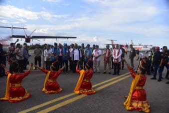 Bupati Buton Ikut Penerbangan Perdana Launching Super Air Jet di Baubau