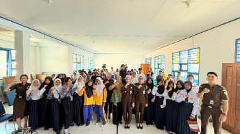 Kejaksaan Negeri (Kejari) Buton kembali menunjukkan komitmennya dalam membentengi generasi muda dari pengaruh negatif melalui program Jaksa Masuk Sekolah (JMS). Kegiatan yang bertujuan meningkatkan kesadaran hukum sejak dini ini digelar di Aula SMP Negeri 1 Buton, Kabupaten Buton, Sulawesi Tenggara, Kamis (16/4/2026). (Foto: Istimewa)
