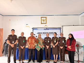 Kejaksaan Negeri (Kejari) Buton kembali menunjukkan komitmennya dalam membentengi generasi muda dari pengaruh negatif melalui program Jaksa Masuk Sekolah (JMS). Kegiatan yang bertujuan meningkatkan kesadaran hukum sejak dini ini digelar di Aula SMP Negeri 1 Buton, Kabupaten Buton, Sulawesi Tenggara, Kamis (16/4/2026). (Foto: Istimewa)