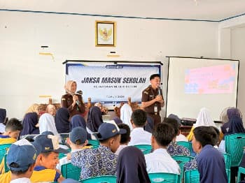 Kejaksaan Negeri (Kejari) Buton kembali menunjukkan komitmennya dalam membentengi generasi muda dari pengaruh negatif melalui program Jaksa Masuk Sekolah (JMS). Kegiatan yang bertujuan meningkatkan kesadaran hukum sejak dini ini digelar di Aula SMP Negeri 1 Buton, Kabupaten Buton, Sulawesi Tenggara, Kamis (16/4/2026). (Foto: Istimewa)