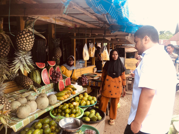 Bupati Buton Pantau Program Rabu Belanja di Pasar Kaloko