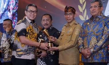 Pj Bupati Buton Diganjar Penghargaan sebagai Tokoh Inovatif Pemerintahan 2022