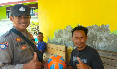 Gunakan Uang Pribadi, Bhabinkamtibmas Bripka La Sahari Beri Bantuan Bola Futsal Kepada Pemuda Karang Taruna