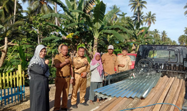 Ketua TP PKK Buton Beri Bantuan Rumah Warga yang Tertimpa Pohon Kelapa