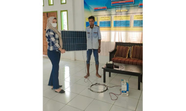 Pemerintah Desa Kabawakole Bagikan Lima Unit Alat Kejut Hama ke Warga