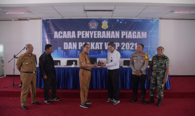 Pj Bupati Buton Terima Piagam dan Plakat WTP 2021