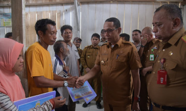 Pj Bupati Buton Serahkan Bantuan Korban Bencana di Desa Bahari Makmur