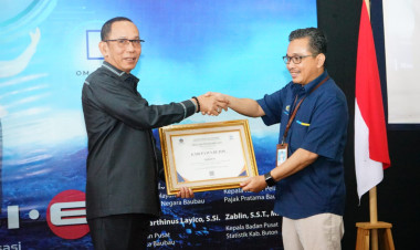 Pj Bupati Buton Terima Penghargaan Terbaik 2 Pengelolaan Dana Desa TA 2022