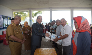 Pj Bupati Buton Serahkan Bantuan Usaha Perikanan untuk Masyarakat Nelayan di 7 Kecamatan