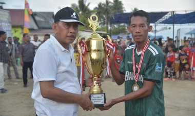 Pj. Bupati Buton Tutup Turnamen Futsal Kainawa dan Dorong Pembinaan Atlet Muda