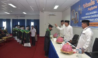 Penjabat Bupati Buton Mewisuda 44 Santri Hafidz dan Hafidzah Al-Ikhlas Pasarwajo