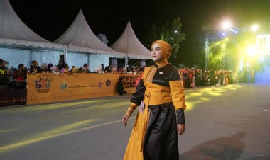 Ketua DWP Buton Tampil Memukau di Pembukaan Sultra Tenun Karnaval