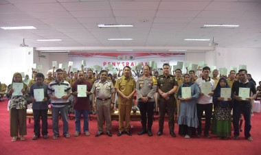 Pj Bupati Buton Serahkan Sertifikat Program PTSL dan Redistribusi Tanah kepada Warga