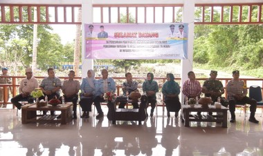 Pj Bupati Buton Resmikan Padepokan dan Bagikan Bantuan Beras untuk Masyarakat di Pantai Lahonduru