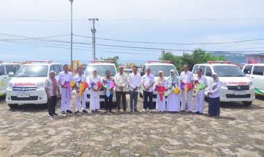 Pj Bupati Buton Serahkan Delapan Unit Mobil Ambulance untuk Puskesmas Rawat Inap