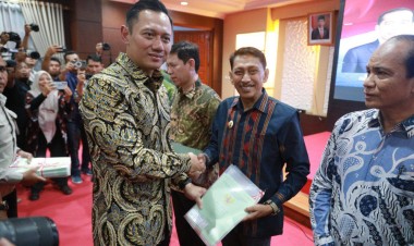 Pj Bupati Buton Hadiri Penyerahan Sertipikat Tanah Rakyat oleh Menteri ATR/BPN