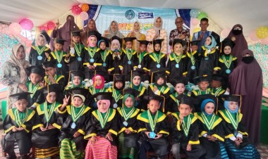 Hadiri Wisuda TK Kombeli. Bunda PAUD Ajak Orang Tua Murid dan Guru Ciptakan Generasi Berprestasi
