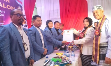 KPU Buton Terima Berkas Pendaftaran Pasangan Syaraswati Samiun - Rasyid Mangura (SYARA)
