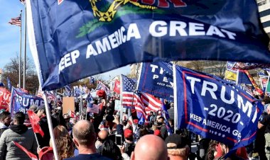 Serukan 1 Periode Lagi  Masa Aksi Pro-Trump Bawa Poster 'Best Prez Ever'