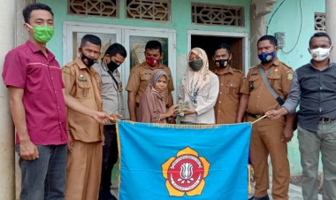 Karang Taruna Ba'naa Lakua Serahkan Rp 3,6 Juta Hasil Galang Dana ke Korban Keracunan Galanti