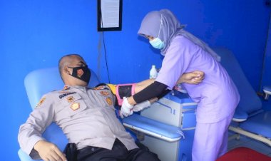 Kapolres Buton Donor Darah Untuk Seorang Ibu Yang Pendarahan Pasca Melahirkan