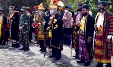 Di Baubau, Pangdam XIV/Hasanuddin Dianugrahi Gelar Kehormatan Adat