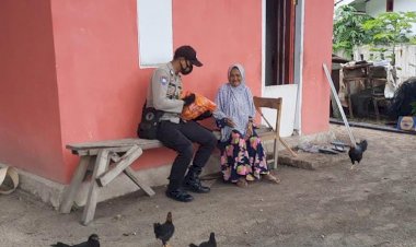 Bhabinkamtibmas Desa Batu Banawa-Buteng Bagikan Sembako kepada Lansia