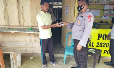 Personel Pos Pam Natal-Tahun Baru di Buton Bagikan Masker ke Masyarakat