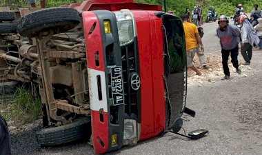 Diduga Patah As Roda, Sebuah Truk Terbalik di Tanjakan Holimombo-Wabula